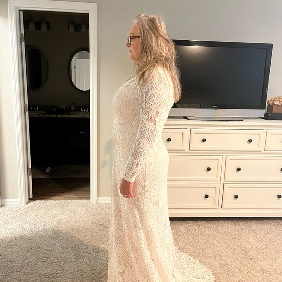 Tadashi Shoji wedding dress - Picture 7 of 15
